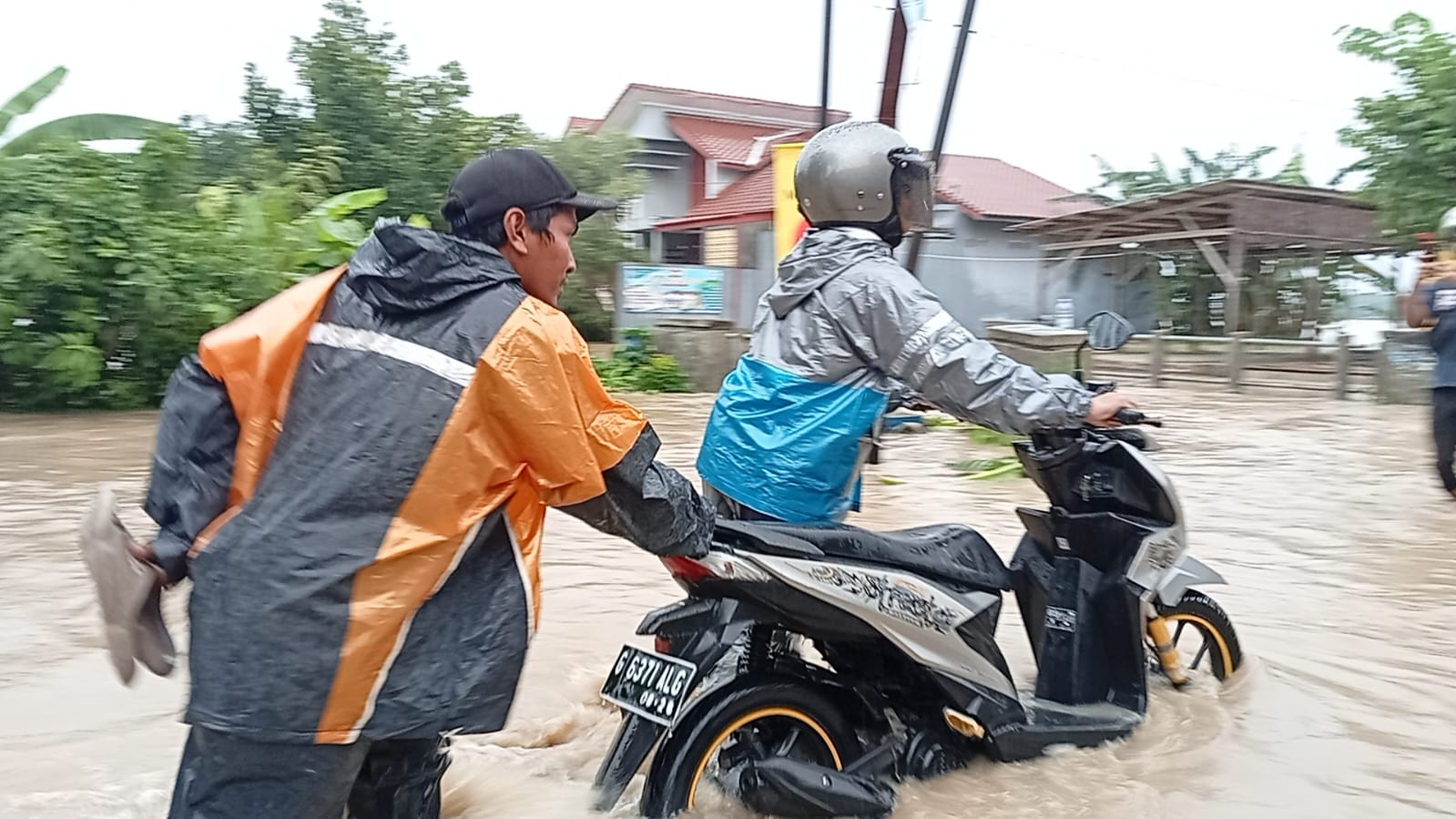 Salurkan Bantuan untuk Korban Banjir
